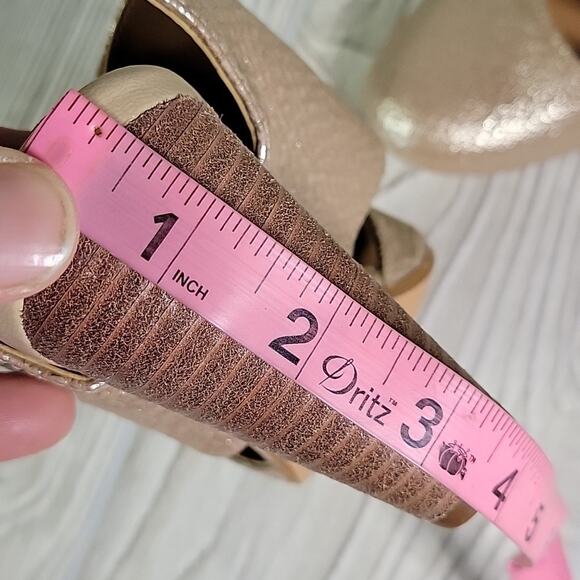 Seychelles Whirl Embossed Gold Metallic Round Toe Slingback Pumps Womens 6.5 NEW - Picture 13 of 15